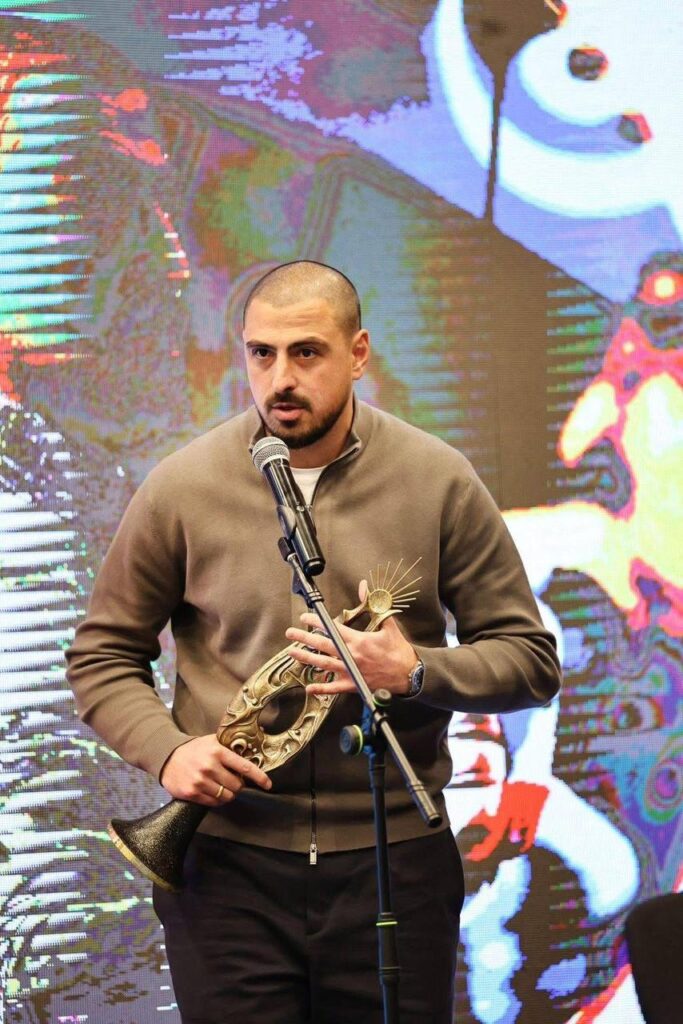 საქართველოს ეროვნული ოლიმპიური კომიტეტის ვერსიით, საქართველოს ფარიკაობის ფედერაცია 2025 წლის საუკეთესო ფედერაციად, ხოლო სანდრო ბაზაძე 2025 წლის საუკეთესო სპორტსმენად დასახელდა.

2025 წელს, საქართველომ ისტორიაში პირველად, ოლიმპიურ სახეობაში, მსოფლიო ჩემპიონატს უმასპინძლა. ივლისში გამართულმა მოვლენამ საერთაშორისო ფედერაციისგან, მოწვეული სტუმრებისა და ეროვნული ფედერაციების წარმომადგენლებისგან უმაღლესი შეფასებები მიიღო. ამასთან ერთად, საქართველოს ფარიკაობის ფედერაციამ წელს მოიპოვა 2 მასშტაბური ღონისძიების ჩატარების უფლება (ევროპის ჩემპიონატი ახალგაზრდებსა და კადეტებში; მსოფლიოს ჩემპიონატი ვეტერანებში). ორივე ღონისძიება 2026 წელს გაიმართება. ისტორიული ჯილდო ფედერაციის პრეზიდენტს, მერაბ ბაზაძეს, საქართველოს სპორტის მინისტრმა შალვა გოგოლაძემ გადასცა 

კარიერაში პირველად სანდრო ბაზაძე მსოფლიო ჩემპიონის ტიტულს დაეუფლა. ხმლით მოფარიკავემ სამშობლოში გამართულ წლის უმთავრეს ღონისძიებაზე ოქრო არავის დაუთმო და დამოუკიდებელი საქართველოს ისტორიაში ფარიკაობაში პირველი მსოფლიოს ჩემპიონი გახდა. ასევე, ქართველი მოფარიკავე მსოფლიო რეიტინგში, დაგროვებული ქულებით პირველ ადგილზეა! სანდრო ბაზაძე ოლიმპიური კომიტეტის პრეზიდენტმა, ლერი ხაბელოვმა დააჯილდოვა.