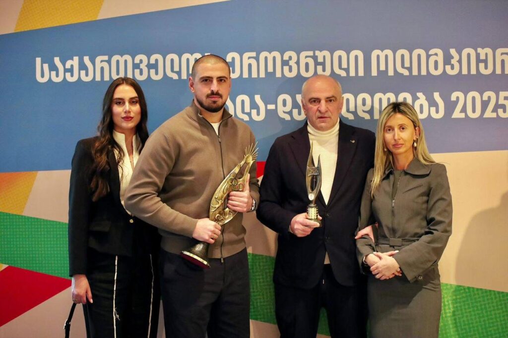 საქართველოს ეროვნული ოლიმპიური კომიტეტის ვერსიით, საქართველოს ფარიკაობის ფედერაცია 2025 წლის საუკეთესო ფედერაციად, ხოლო სანდრო ბაზაძე 2025 წლის საუკეთესო სპორტსმენად დასახელდა.

2025 წელს, საქართველომ ისტორიაში პირველად, ოლიმპიურ სახეობაში, მსოფლიო ჩემპიონატს უმასპინძლა. ივლისში გამართულმა მოვლენამ საერთაშორისო ფედერაციისგან, მოწვეული სტუმრებისა და ეროვნული ფედერაციების წარმომადგენლებისგან უმაღლესი შეფასებები მიიღო. ამასთან ერთად, საქართველოს ფარიკაობის ფედერაციამ წელს მოიპოვა 2 მასშტაბური ღონისძიების ჩატარების უფლება (ევროპის ჩემპიონატი ახალგაზრდებსა და კადეტებში; მსოფლიოს ჩემპიონატი ვეტერანებში). ორივე ღონისძიება 2026 წელს გაიმართება. ისტორიული ჯილდო ფედერაციის პრეზიდენტს, მერაბ ბაზაძეს, საქართველოს სპორტის მინისტრმა შალვა გოგოლაძემ გადასცა 

კარიერაში პირველად სანდრო ბაზაძე მსოფლიო ჩემპიონის ტიტულს დაეუფლა. ხმლით მოფარიკავემ სამშობლოში გამართულ წლის უმთავრეს ღონისძიებაზე ოქრო არავის დაუთმო და დამოუკიდებელი საქართველოს ისტორიაში ფარიკაობაში პირველი მსოფლიოს ჩემპიონი გახდა. ასევე, ქართველი მოფარიკავე მსოფლიო რეიტინგში, დაგროვებული ქულებით პირველ ადგილზეა! სანდრო ბაზაძე ოლიმპიური კომიტეტის პრეზიდენტმა, ლერი ხაბელოვმა დააჯილდოვა.
