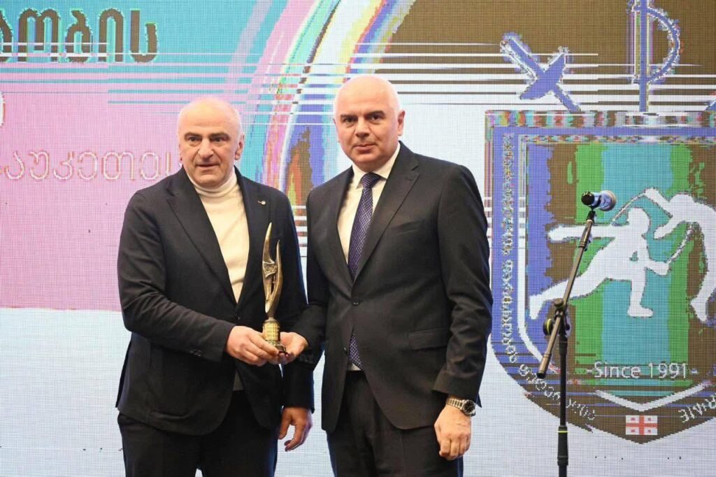 საქართველოს ეროვნული ოლიმპიური კომიტეტის ვერსიით, საქართველოს ფარიკაობის ფედერაცია 2025 წლის საუკეთესო ფედერაციად, ხოლო სანდრო ბაზაძე 2025 წლის საუკეთესო სპორტსმენად დასახელდა.

2025 წელს, საქართველომ ისტორიაში პირველად, ოლიმპიურ სახეობაში, მსოფლიო ჩემპიონატს უმასპინძლა. ივლისში გამართულმა მოვლენამ საერთაშორისო ფედერაციისგან, მოწვეული სტუმრებისა და ეროვნული ფედერაციების წარმომადგენლებისგან უმაღლესი შეფასებები მიიღო. ამასთან ერთად, საქართველოს ფარიკაობის ფედერაციამ წელს მოიპოვა 2 მასშტაბური ღონისძიების ჩატარების უფლება (ევროპის ჩემპიონატი ახალგაზრდებსა და კადეტებში; მსოფლიოს ჩემპიონატი ვეტერანებში). ორივე ღონისძიება 2026 წელს გაიმართება. ისტორიული ჯილდო ფედერაციის პრეზიდენტს, მერაბ ბაზაძეს, საქართველოს სპორტის მინისტრმა შალვა გოგოლაძემ გადასცა 

კარიერაში პირველად სანდრო ბაზაძე მსოფლიო ჩემპიონის ტიტულს დაეუფლა. ხმლით მოფარიკავემ სამშობლოში გამართულ წლის უმთავრეს ღონისძიებაზე ოქრო არავის დაუთმო და დამოუკიდებელი საქართველოს ისტორიაში ფარიკაობაში პირველი მსოფლიოს ჩემპიონი გახდა. ასევე, ქართველი მოფარიკავე მსოფლიო რეიტინგში, დაგროვებული ქულებით პირველ ადგილზეა! სანდრო ბაზაძე ოლიმპიური კომიტეტის პრეზიდენტმა, ლერი ხაბელოვმა დააჯილდოვა.