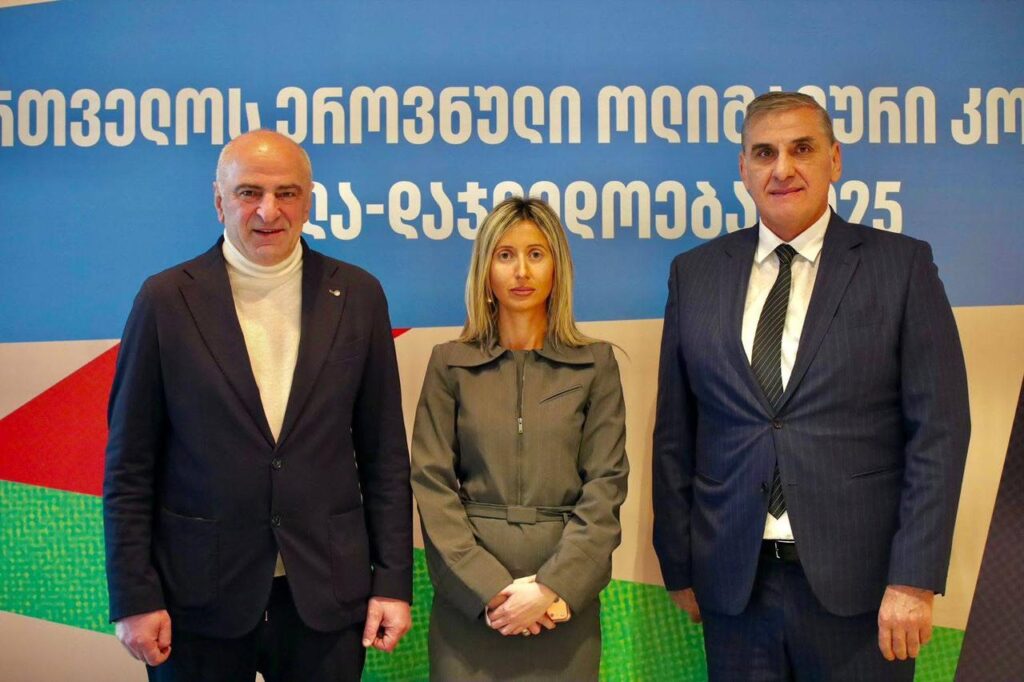 საქართველოს ეროვნული ოლიმპიური კომიტეტის ვერსიით, საქართველოს ფარიკაობის ფედერაცია 2025 წლის საუკეთესო ფედერაციად, ხოლო სანდრო ბაზაძე 2025 წლის საუკეთესო სპორტსმენად დასახელდა.

2025 წელს, საქართველომ ისტორიაში პირველად, ოლიმპიურ სახეობაში, მსოფლიო ჩემპიონატს უმასპინძლა. ივლისში გამართულმა მოვლენამ საერთაშორისო ფედერაციისგან, მოწვეული სტუმრებისა და ეროვნული ფედერაციების წარმომადგენლებისგან უმაღლესი შეფასებები მიიღო. ამასთან ერთად, საქართველოს ფარიკაობის ფედერაციამ წელს მოიპოვა 2 მასშტაბური ღონისძიების ჩატარების უფლება (ევროპის ჩემპიონატი ახალგაზრდებსა და კადეტებში; მსოფლიოს ჩემპიონატი ვეტერანებში). ორივე ღონისძიება 2026 წელს გაიმართება. ისტორიული ჯილდო ფედერაციის პრეზიდენტს, მერაბ ბაზაძეს, საქართველოს სპორტის მინისტრმა შალვა გოგოლაძემ გადასცა 

კარიერაში პირველად სანდრო ბაზაძე მსოფლიო ჩემპიონის ტიტულს დაეუფლა. ხმლით მოფარიკავემ სამშობლოში გამართულ წლის უმთავრეს ღონისძიებაზე ოქრო არავის დაუთმო და დამოუკიდებელი საქართველოს ისტორიაში ფარიკაობაში პირველი მსოფლიოს ჩემპიონი გახდა. ასევე, ქართველი მოფარიკავე მსოფლიო რეიტინგში, დაგროვებული ქულებით პირველ ადგილზეა! სანდრო ბაზაძე ოლიმპიური კომიტეტის პრეზიდენტმა, ლერი ხაბელოვმა დააჯილდოვა.